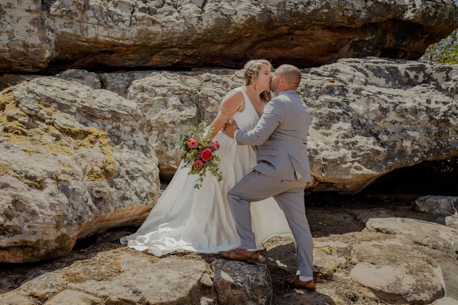 Couple kiss on the rocks
